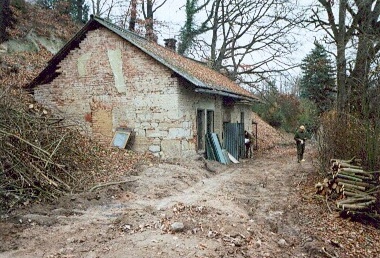 Tajemné podzemí - domek s vchodem